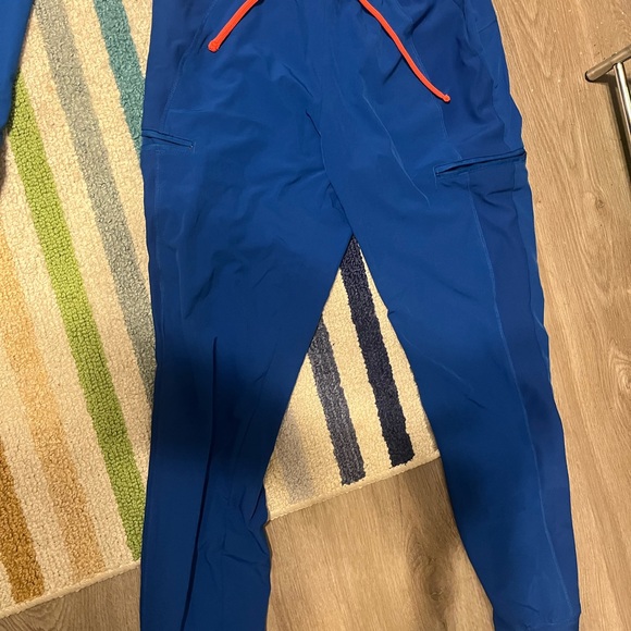 Royal blue SCRUB set. Both pieces are small. Only worn a few fine. In excellent - Picture 2 of 4